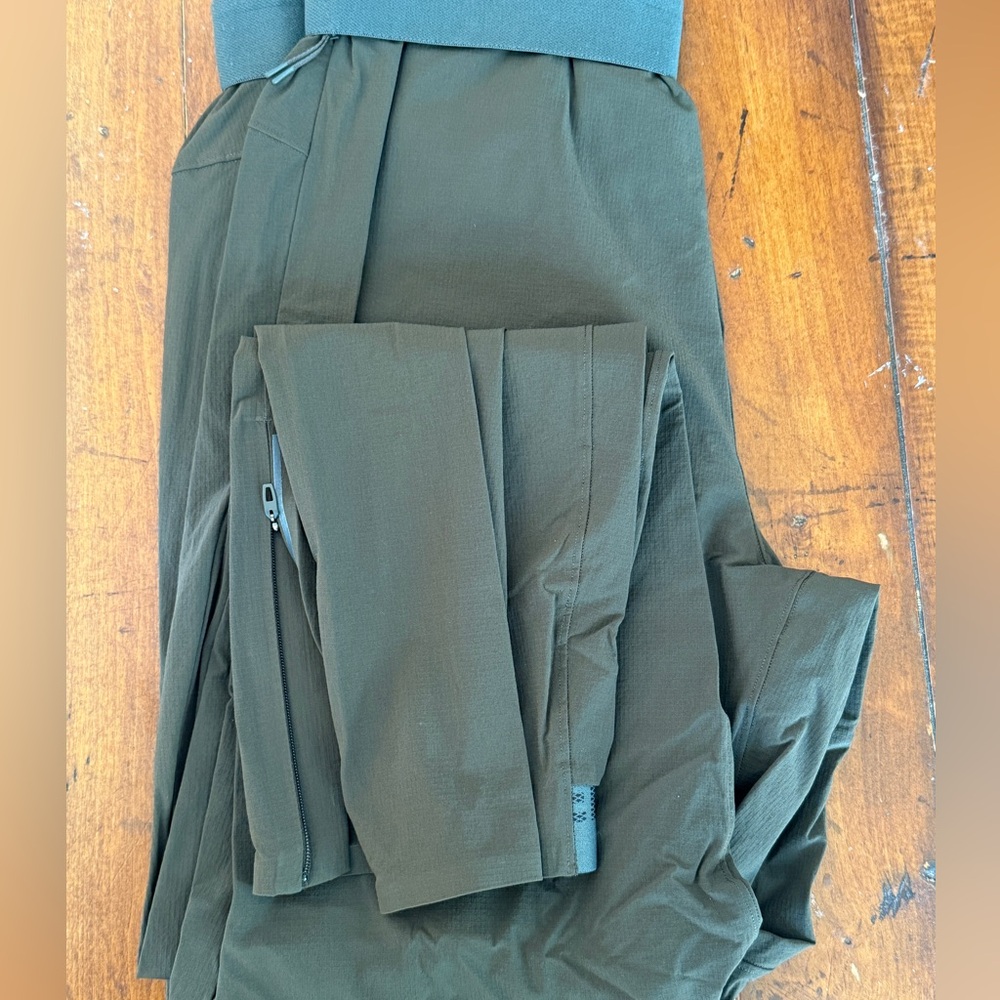 Assorted Men's Pants Collection - Picture 4 of 4